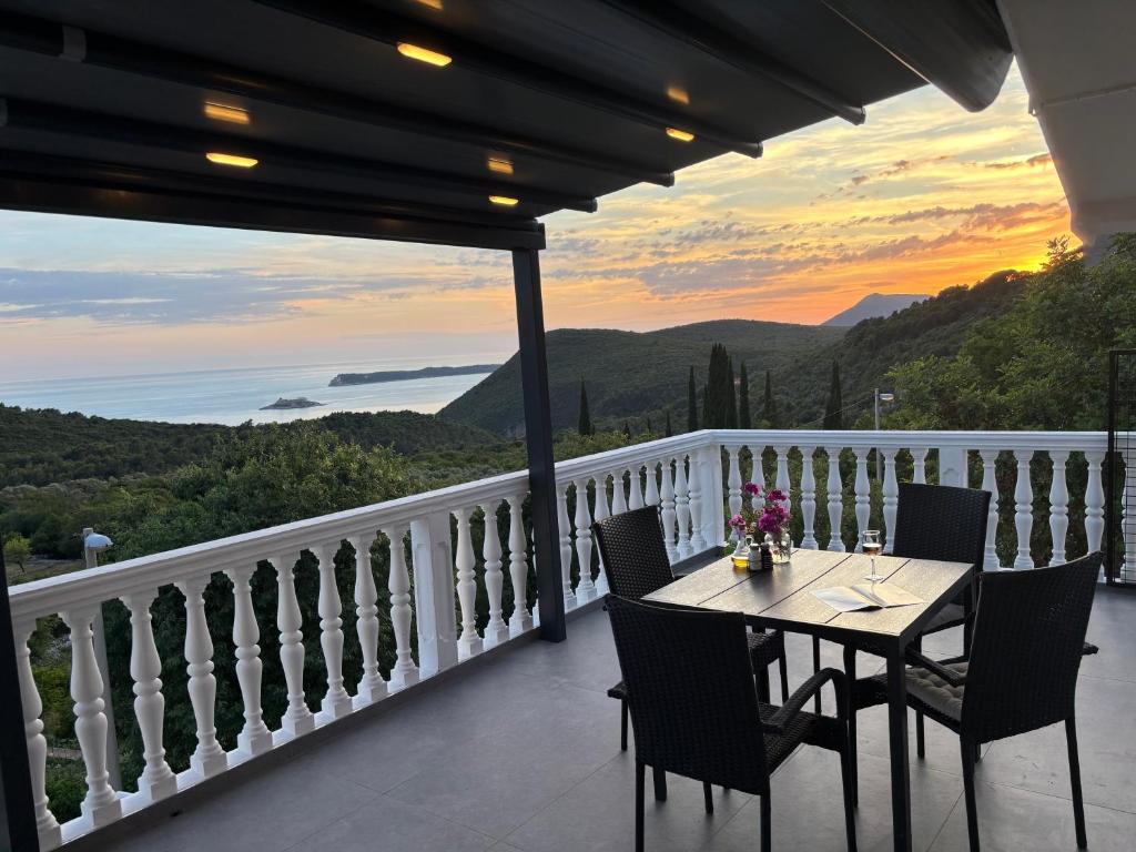 a table and chairs on a balcony with a view at Apartmani Suzanna, apartman a in Eraci