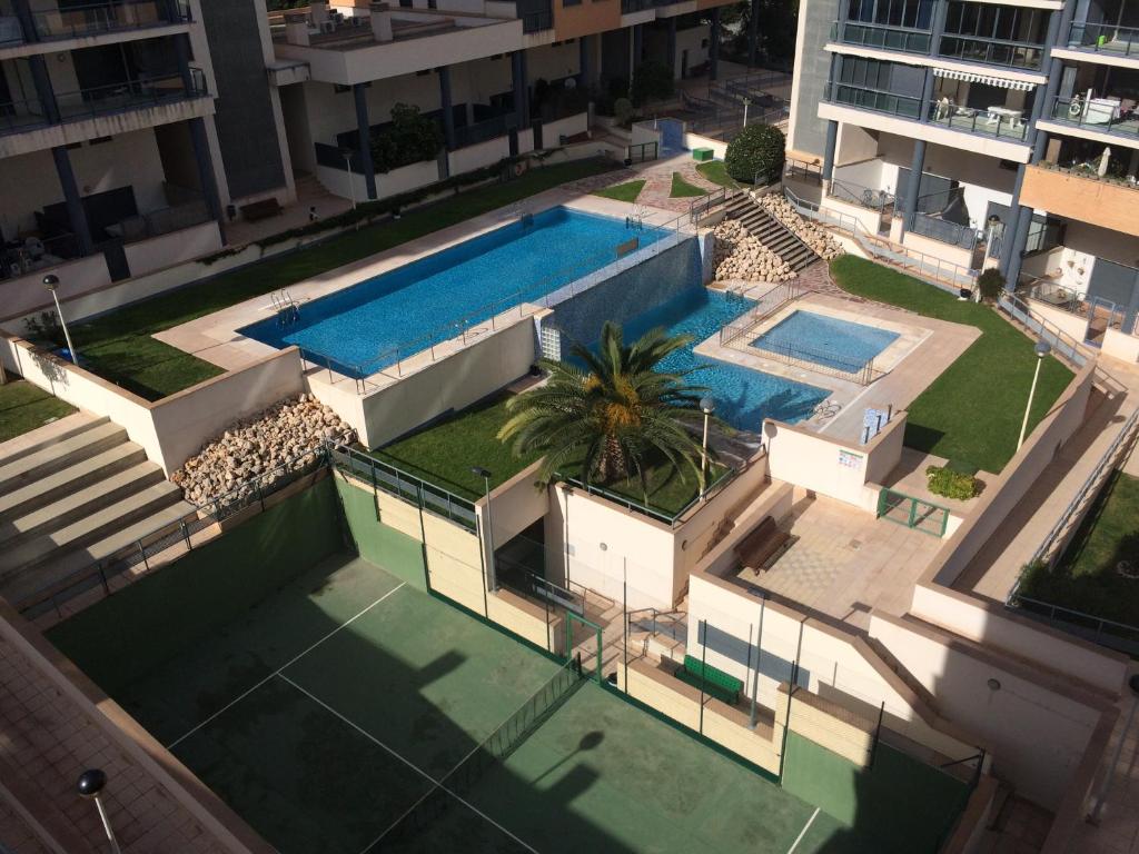 an overhead view of a swimming pool in a building at Apartamento La Tramuntana in Benidorm