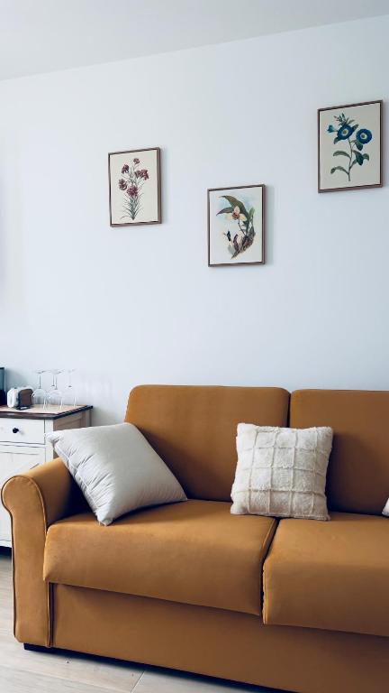 a brown couch with two pillows in a living room at La Vigna 1803 in Casa Gagliano