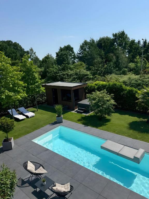 a swimming pool in the middle of a yard at Luxuriöse Fewo Schaffner in Warendorf