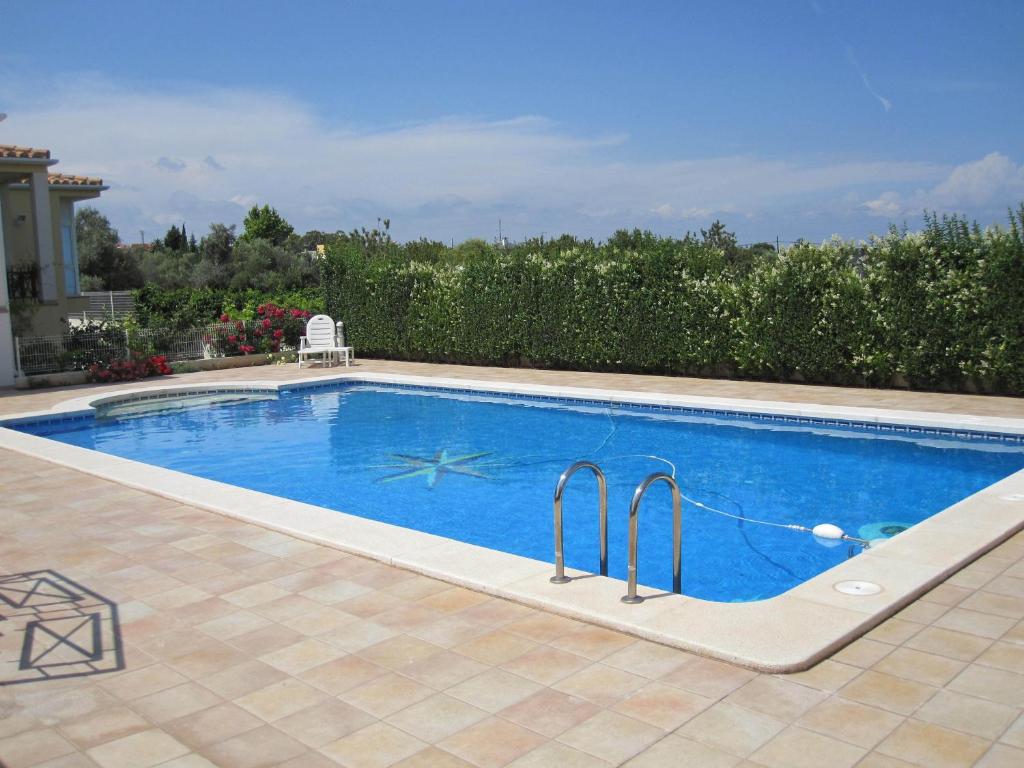 - une piscine d'eau bleue dans la cour dans l'établissement Luz de Azahar Bed and Breakfast, à Peñíscola
