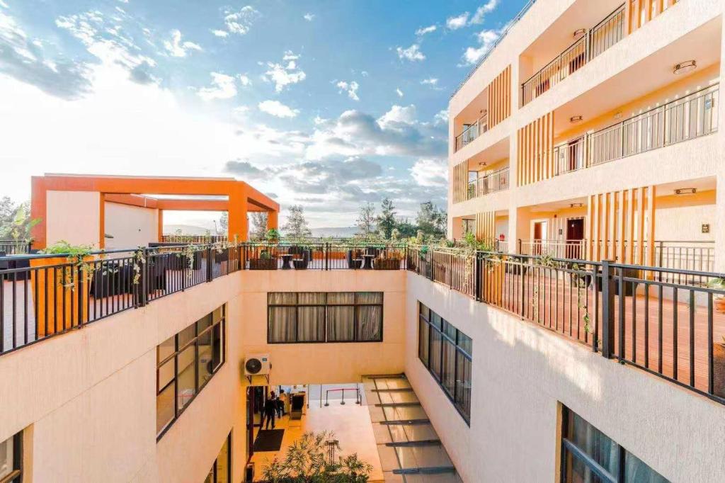 Blick auf ein Mehrfamilienhaus mit Balkon in der Unterkunft Dmall Hotel in Kigali