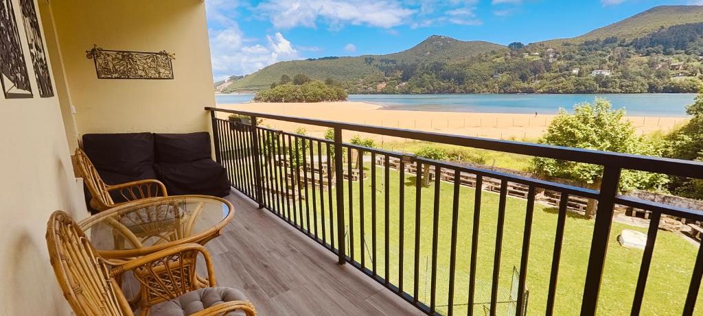 a balcony with chairs and a view of a beach at El Secreto de Sandindere in Busturia
