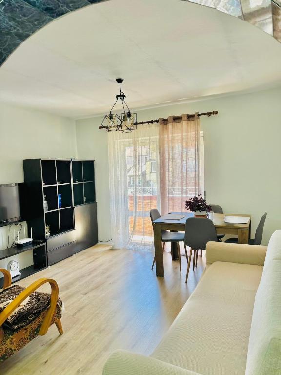 a living room with a table and a dining room at Mollys apartment 1 in Pogradec