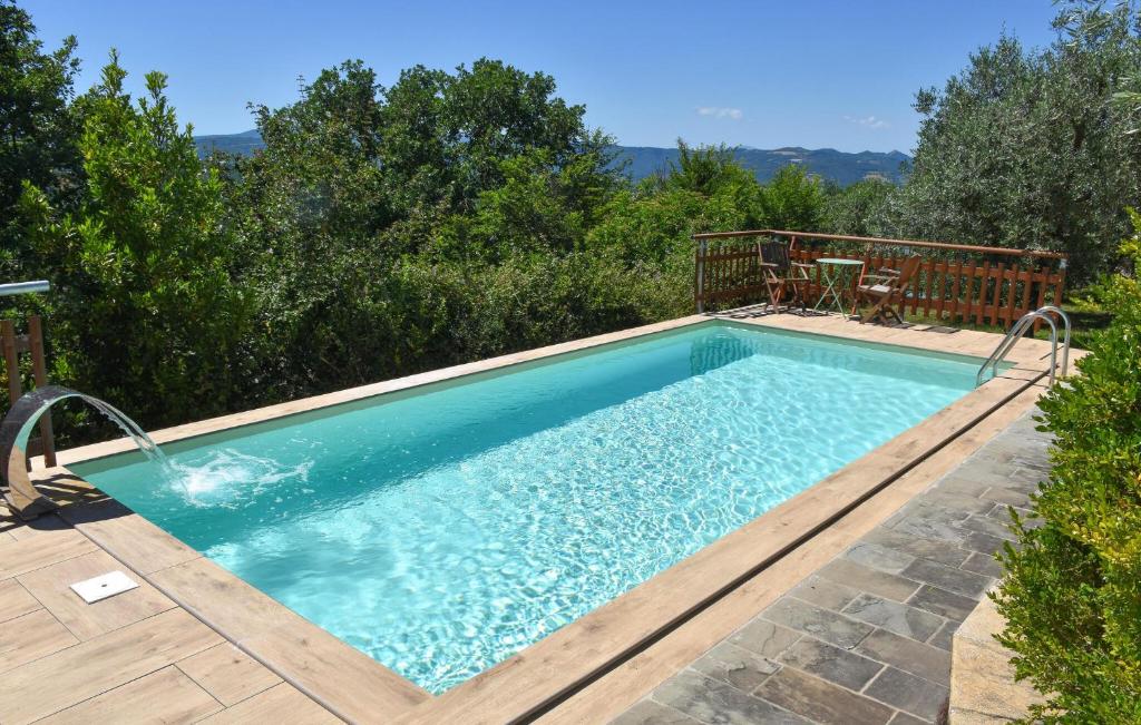 a swimming pool with a table and chairs around it at Casa La Coccinella in Nestore