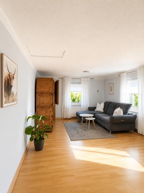 a living room with a couch and a table at Ferienwohnung AM PETER in Gotha