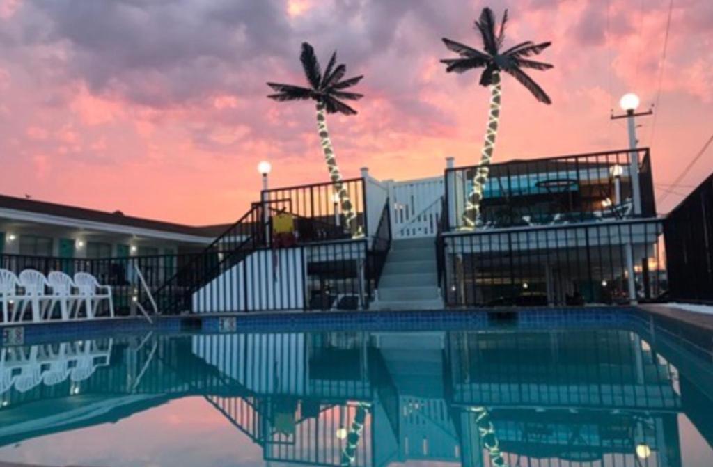 Surfcomber Motel photo