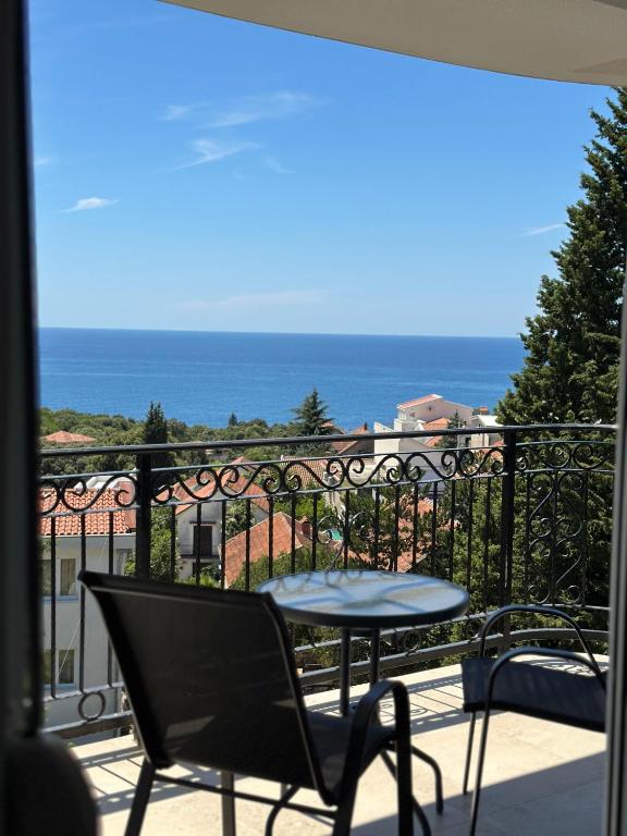 a balcony with a table and a view of the ocean at Yapart in Utjeha