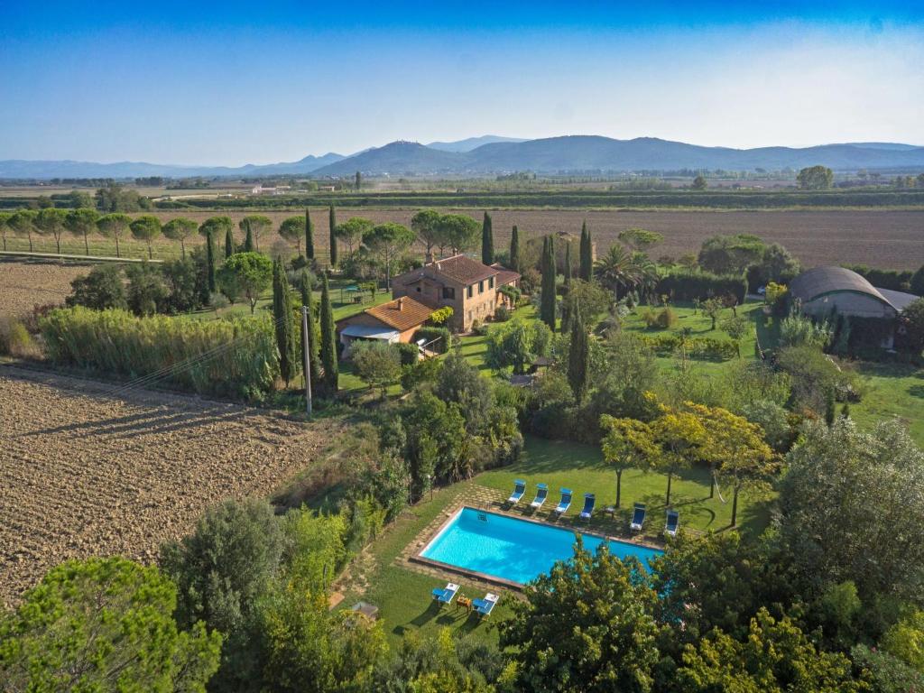 an aerial view of a villa with a swimming pool and trees at Agriturismo Bandinelli in Castiglione della Pescaia