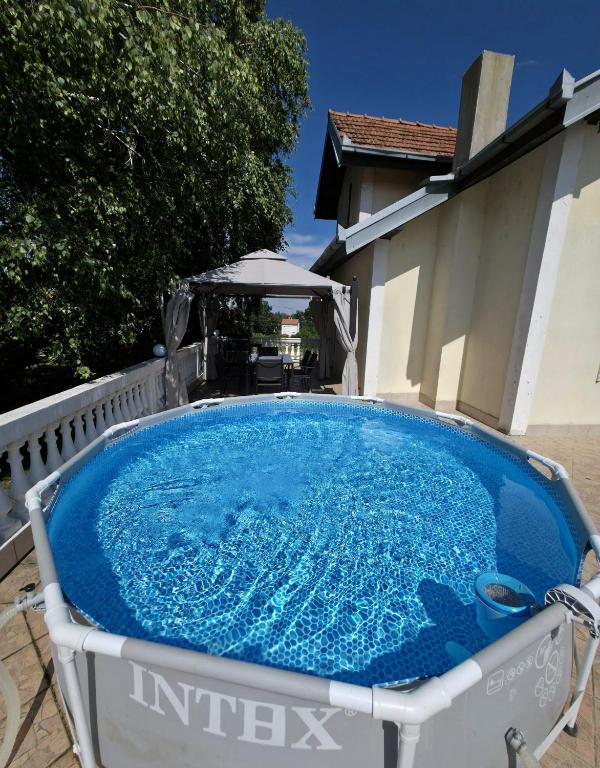 a large blue swimming pool in a yard at Cozy Place in Pavi°evac