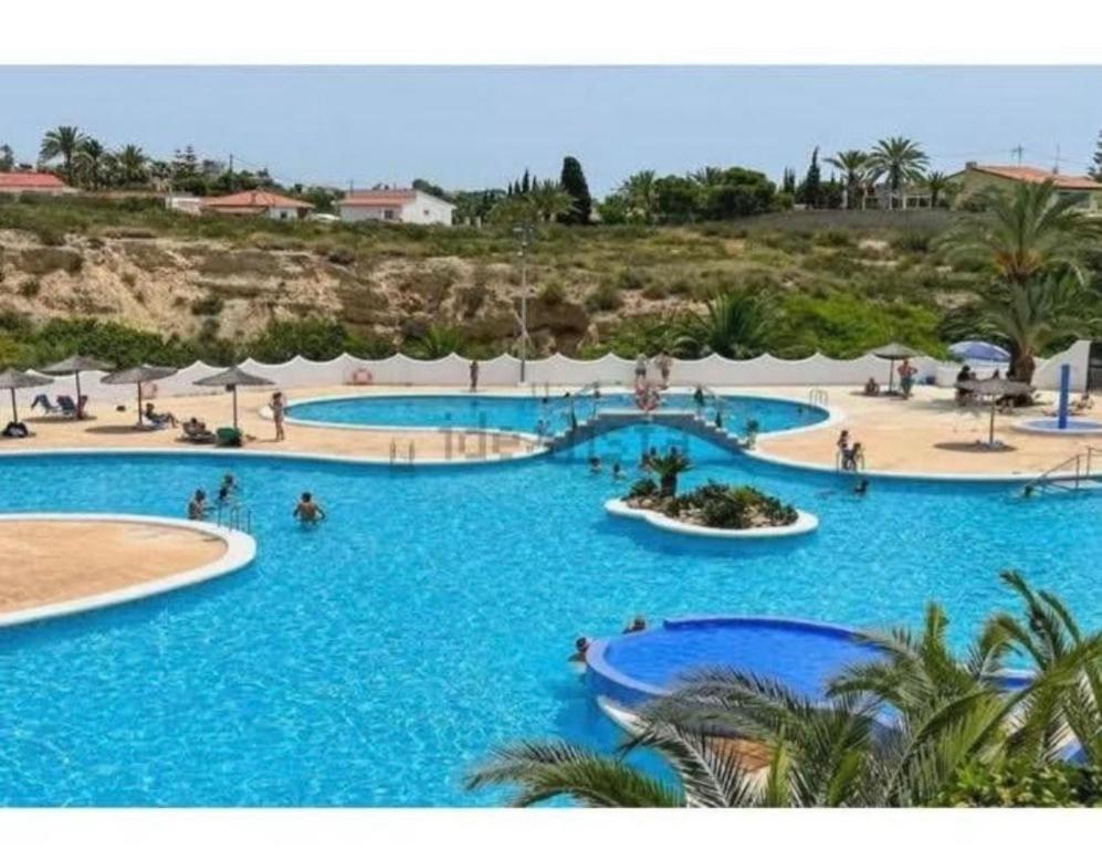 Piscina y mar Campello