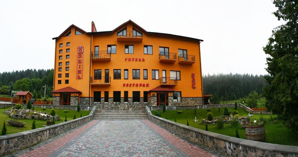 um grande edifício laranja com escadas em frente em Sobin' Mini-Hotel em Rozluch