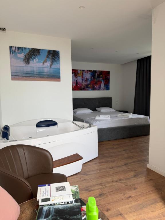 ein Wohnzimmer mit zwei Betten und einer Couch in der Unterkunft Azure Haven in Dhërmi