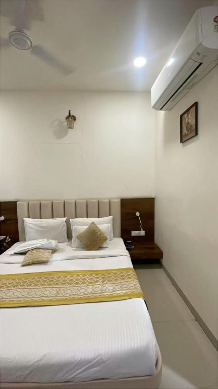 a bedroom with a large bed in a room at Hotel moon palace in Maheshwar