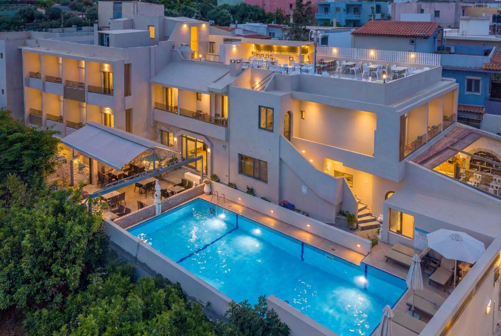 Luftaufnahme eines Hauses mit Swimmingpool in der Unterkunft Erato Hotel in Kokkíni Khánion