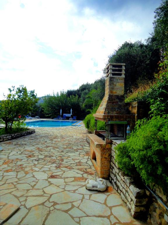 Bazén v ubytování Dionysos Apartments nebo v jeho okolí
