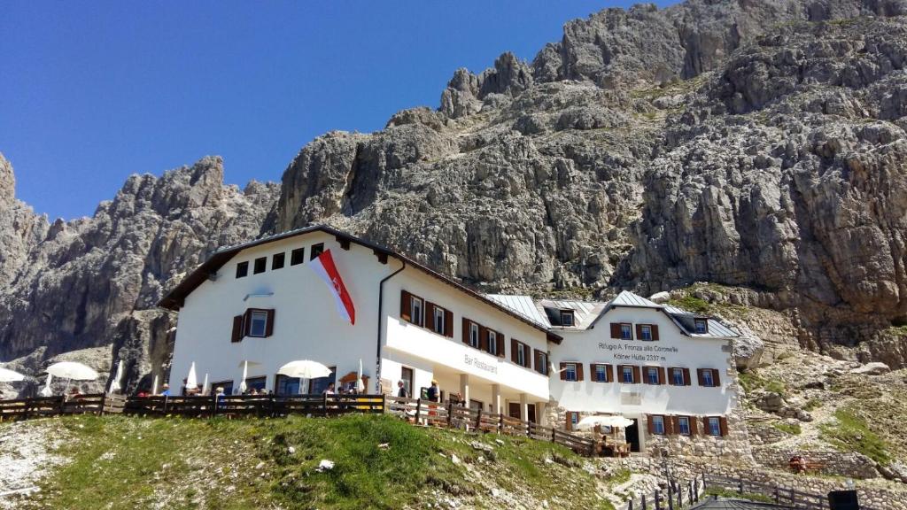 een gebouw aan de zijkant van een berg bij Rifugio Fronza alle Coronelle - Kölner Hütte in Nova Levante