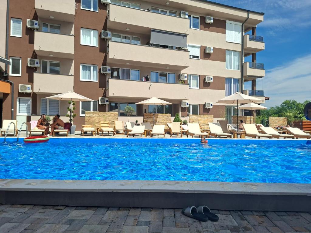 ein Schwimmbad vor einem Gebäude in der Unterkunft Silver 1 & SPA in Veliko Gradište