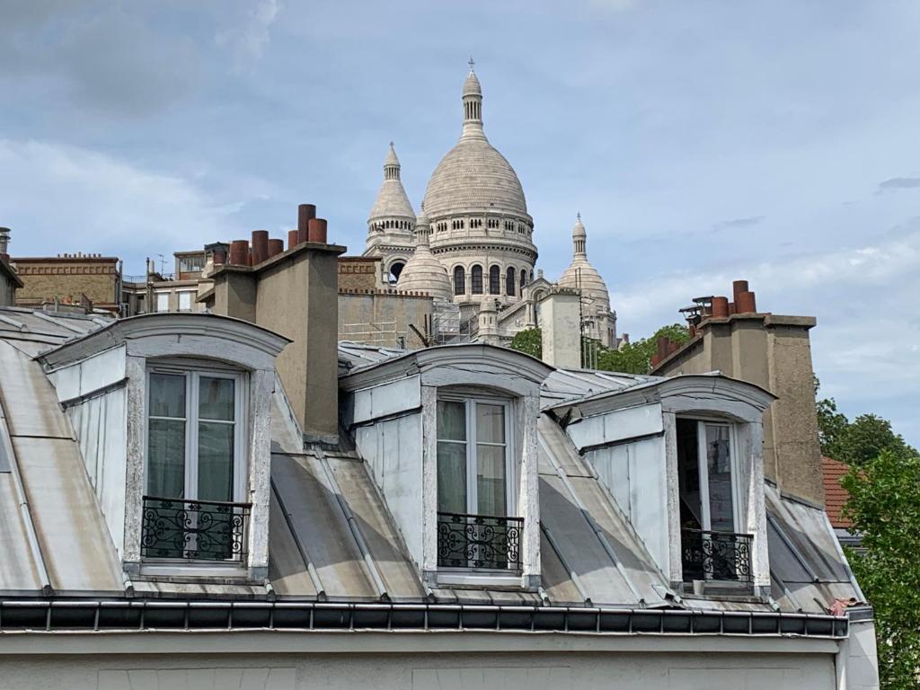 a view of the capitol building from the roof of a building at Chambre à Montmartre in Paris