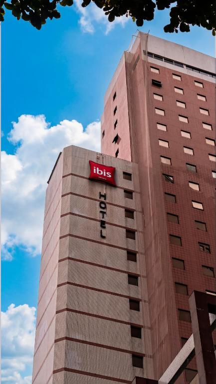 a tall building with a visa sign on it at ibis Santos Gonzaga Praia in Santos