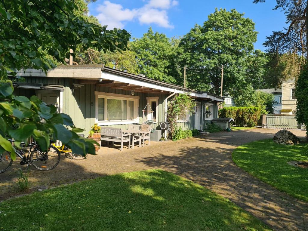 a house with a picnic table in the yard at 50 ruutmeetrit in Tallinn
