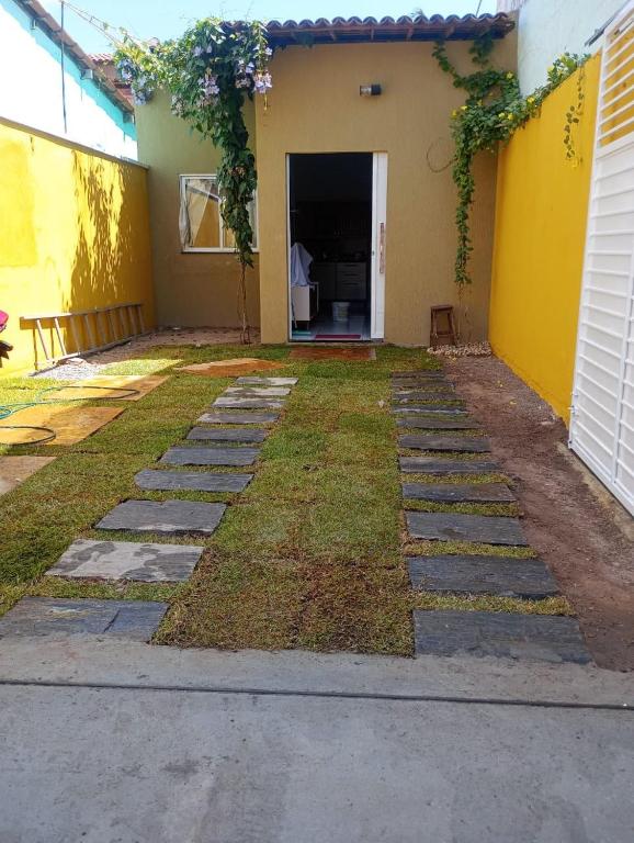 a yard with stepping stones in front of a house at Casa da Vá! in Jijoca de Jericoacoara