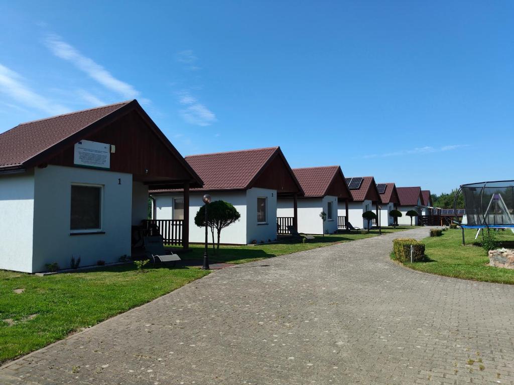 a row of houses in a row at Domki Pod Kasztanem in Dąbki