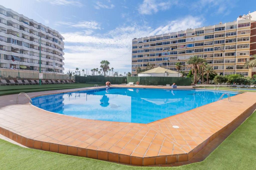 Apartamento con piscina y aire acondicionado