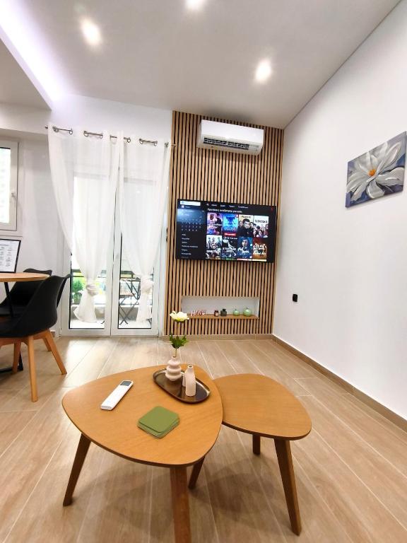 Floral Home 4 - Athens 2 BR apt, Close to Metro!