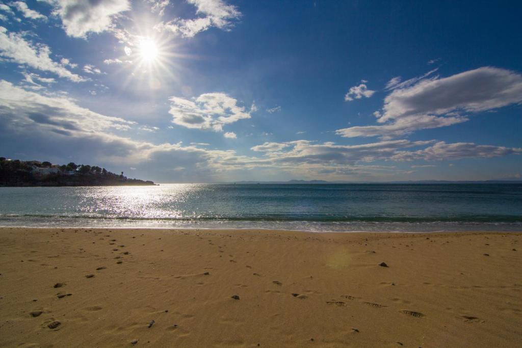 ロザスにあるAgi Josep Sabaterの砂浜と海の足跡がある海岸