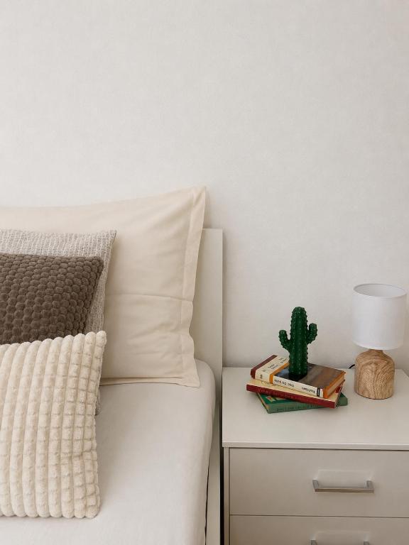 un letto con un comodino con una lampada e un cactus di Relaxing stay in Split a Spalato (Split)