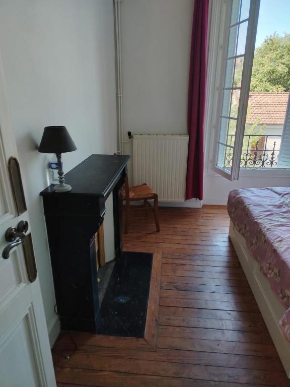 a room with a desk and a bed and a window at Harmonisches Waldatelier in Ingelheim am Rhein