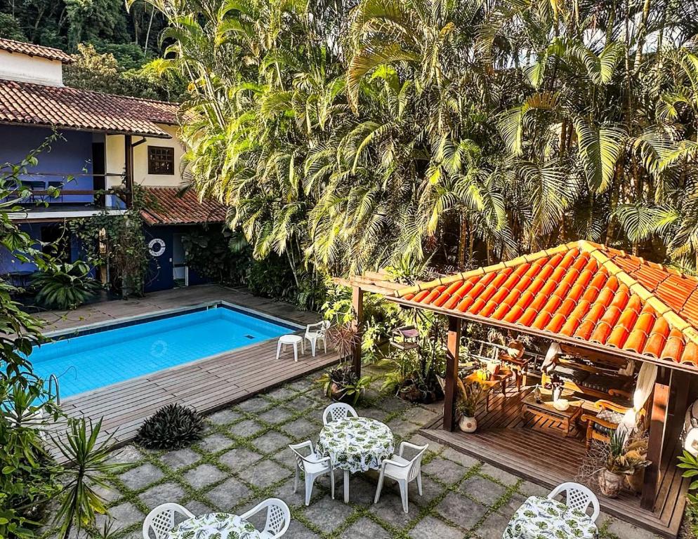 an overhead view of a backyard with a pool and a house at Pousada Provence in Paraty