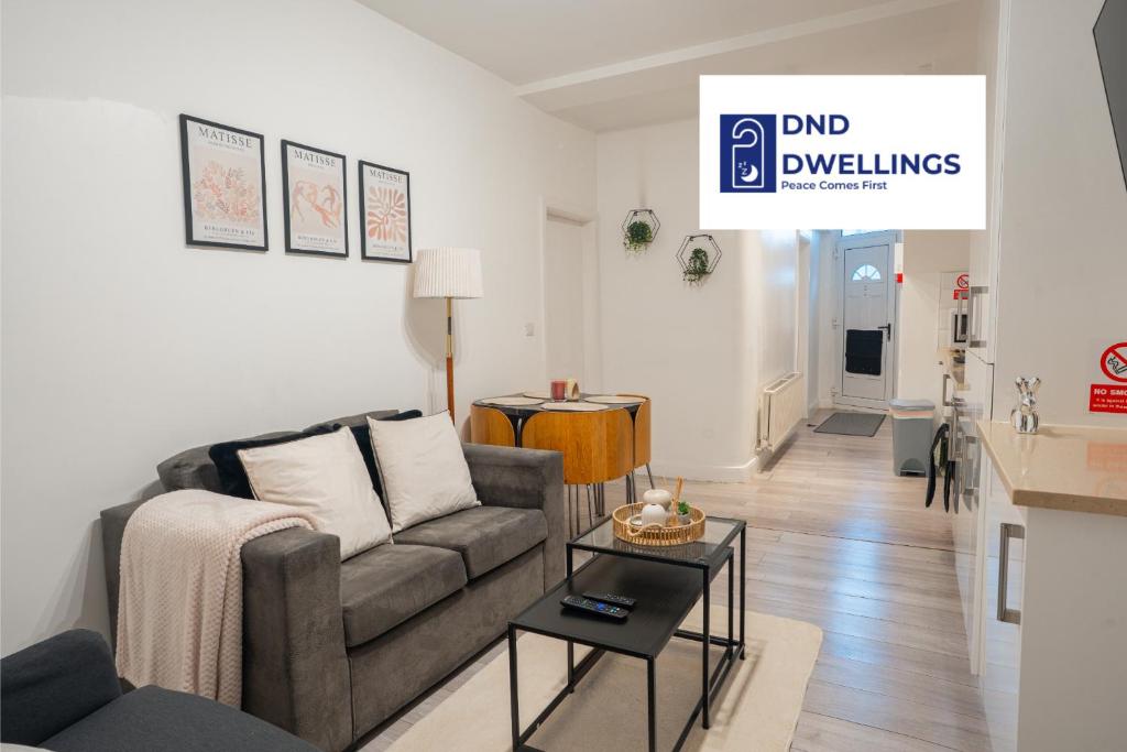 a living room with a couch and a table at Modern 3 Bed Flat - 3 En-Suites - Parking - near Wembley in Edgware