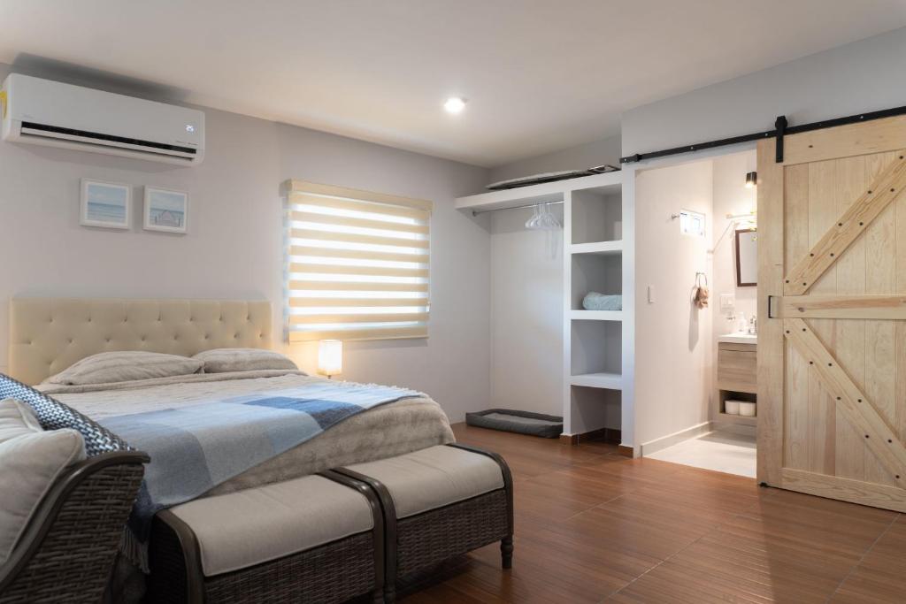 a bedroom with a bed and a sliding barn door at Estudio Ideal con todo lo necesatio in La Paz
