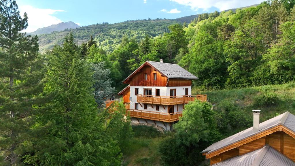 a house in the middle of a forest at Chalet Serre Chevalier 160m2 9 pers - Sauna, 5 chambres in Saint-Chaffrey