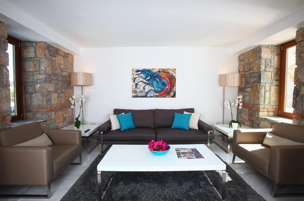 a living room with a couch and a table at saraya otel in Bodrum City