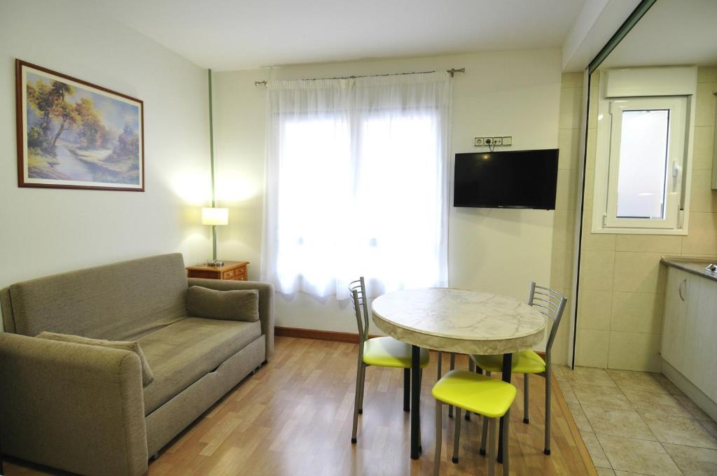 Televízia a/alebo spoločenská miestnosť v ubytovaní Hotel Apartamentos Aralso