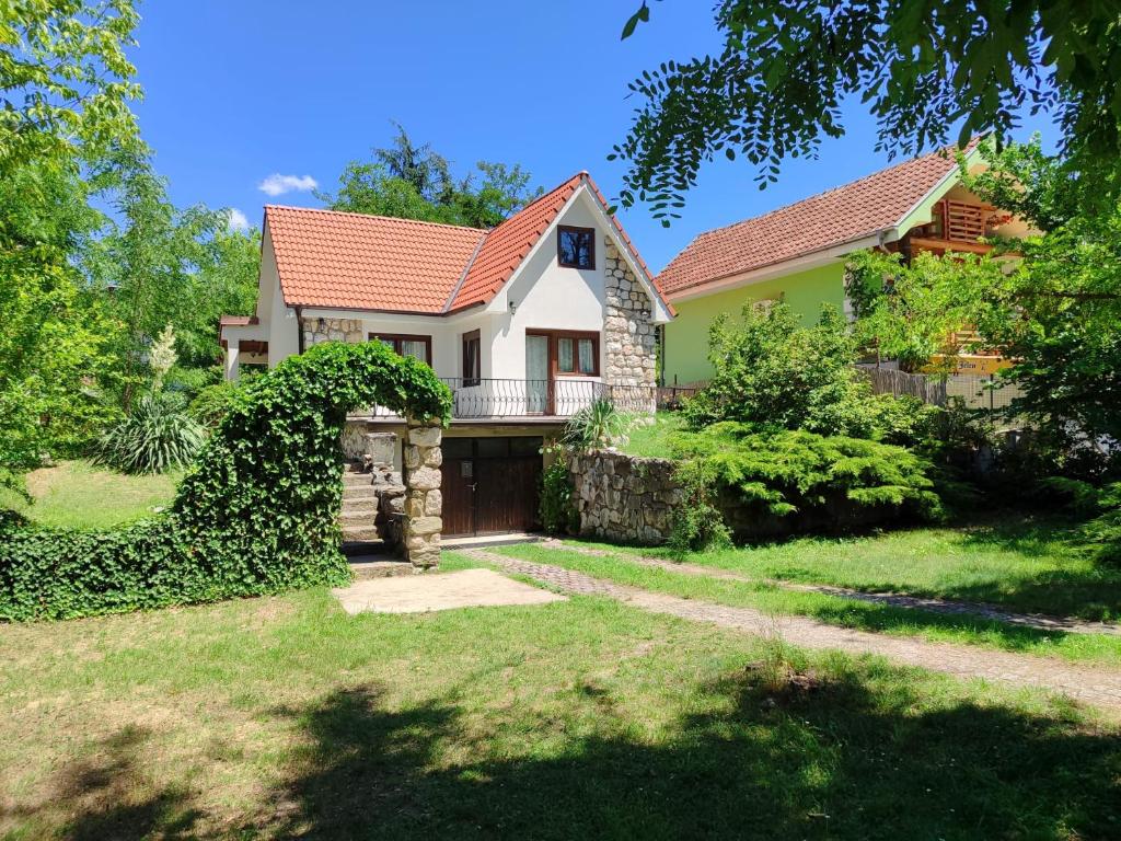 a house with a gate and a yard at Bianca in Veliko Gradište