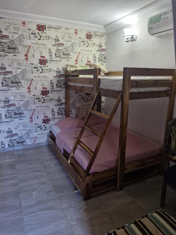 two bunk beds in a room with a wall covered in graffiti at Villa Miradie in Grand-Bassam
