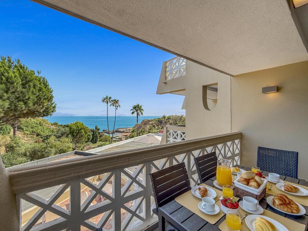 Calm Stunning Beachfront Apartment wSea Views