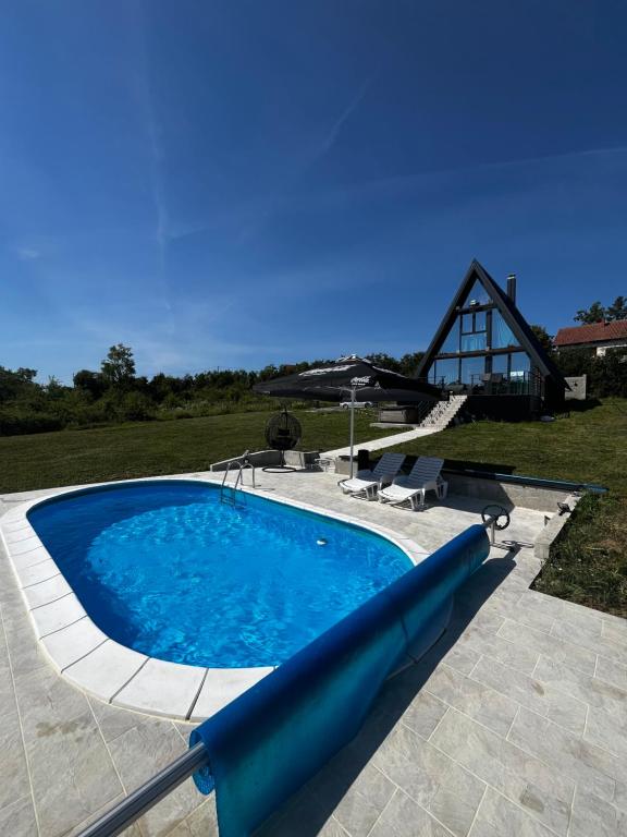 ein großes Schwimmbecken mit einem blauen aufblasbaren in der Unterkunft BlackPoolHouse in Belgrad