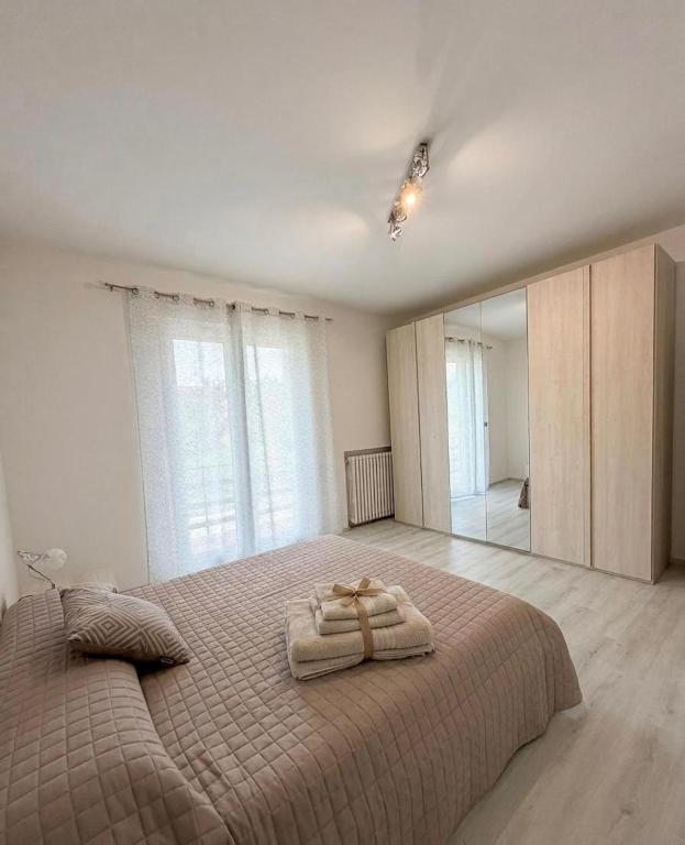 a bedroom with a bed with two towels on it at Le 4 Rondini in Spello