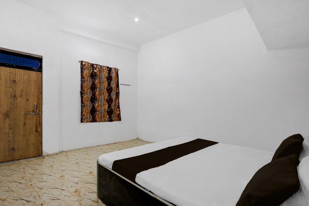 a bedroom with a bed and a painting on the wall at SPOT ON Pk Hotel & Restaurant in Meja