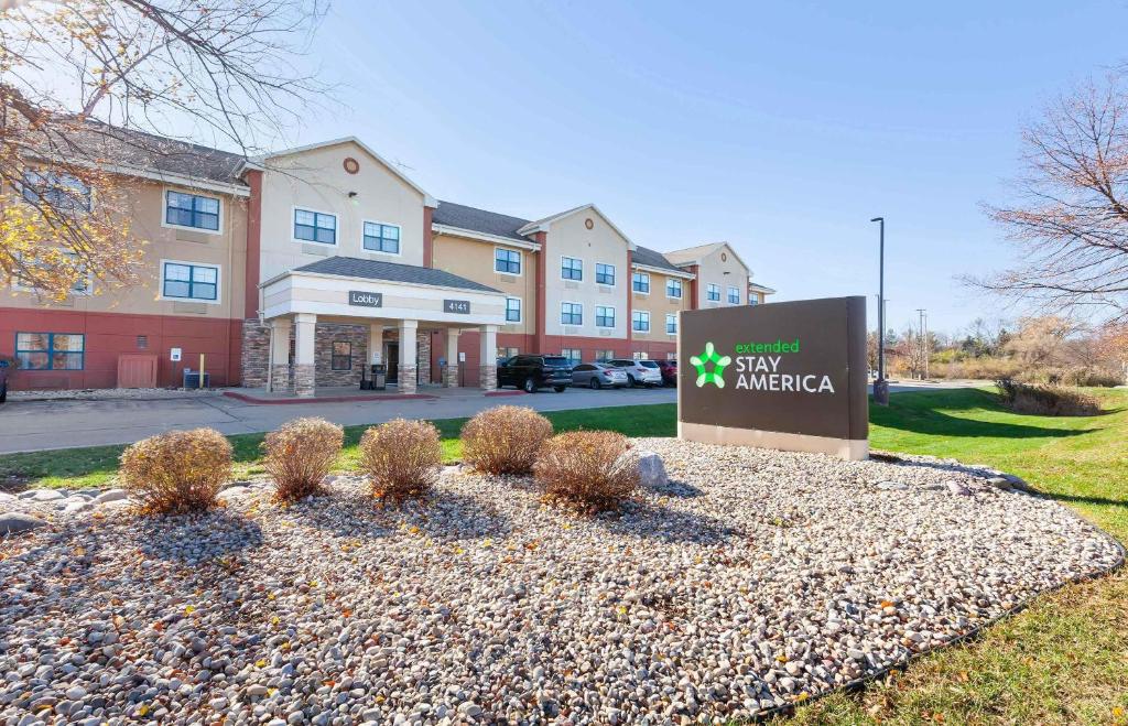 a hotel with a sign in front of a building at Extended Stay America Select Suites - Appleton - Fox Cities in Appleton