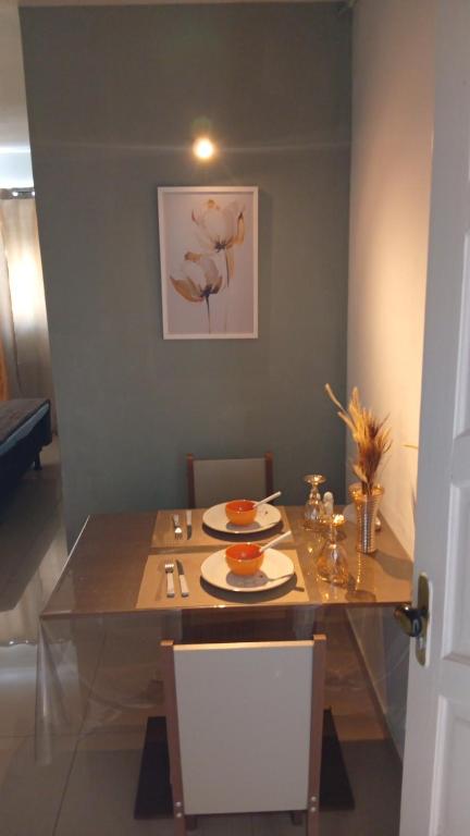 a dining room table with a plate of food on it at Studio Premium Trianon Centro in Campos dos Goytacazes