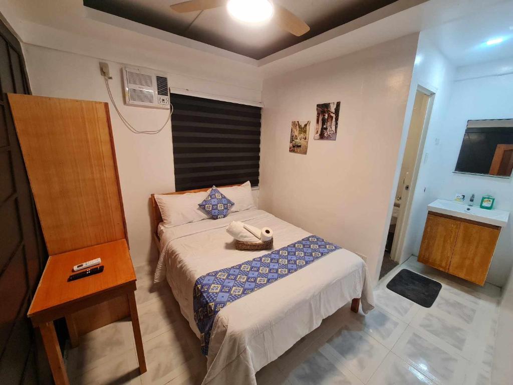 a small bedroom with a bed and a table at La Casa di Giovanna in Alfonso