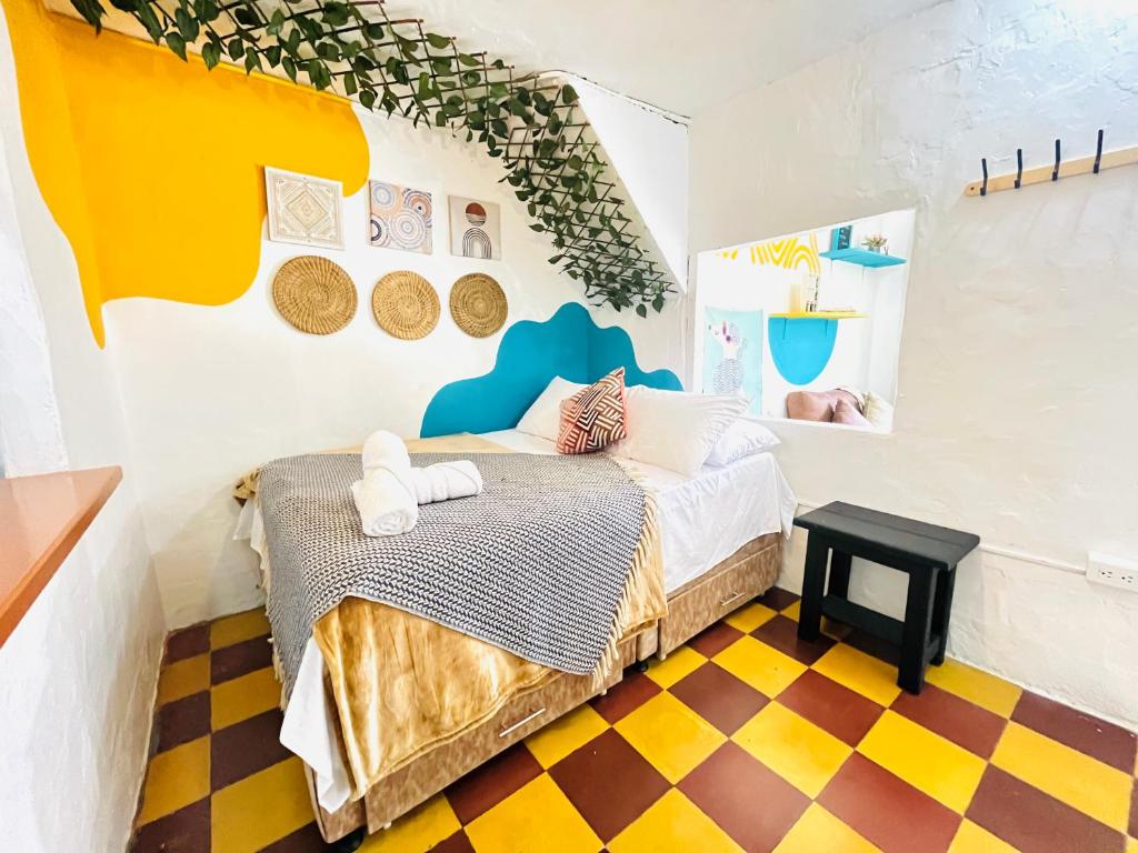 a bedroom with a bed and a checkered floor at Apto cerca al parque de Jardín in Jardin