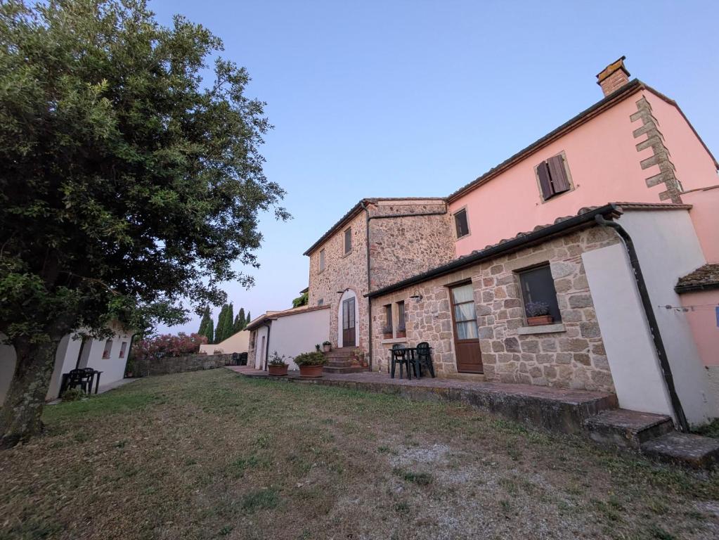 an external view of the farmhouse and its yard at Agriturismo Il Giovannello in Roccastrada