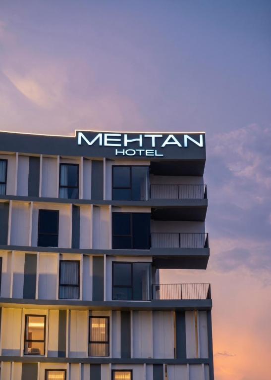 ein Hotelschild an der Seite eines Gebäudes in der Unterkunft Mehtan Hotel in Mae Sot